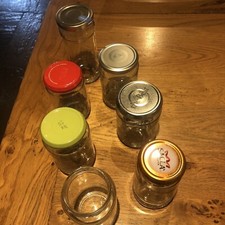 7 X piccoli barattoli vuoti in vetro con coperchi circa Altezza 12 Cms