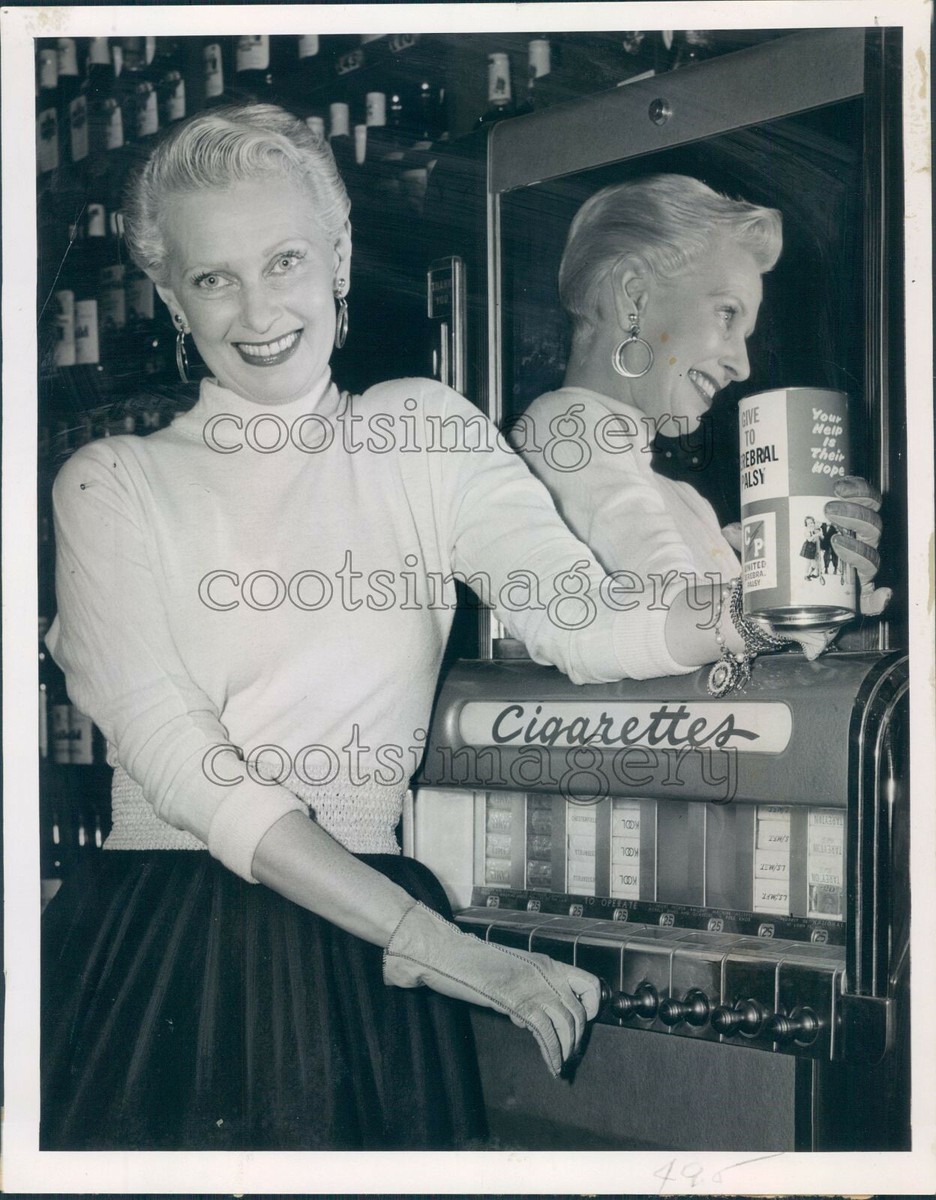 1960s cigarette vending machine 1955 Press Photo Lovely Blond Pauline Goddard 1950s Cigarette Vending  Machine