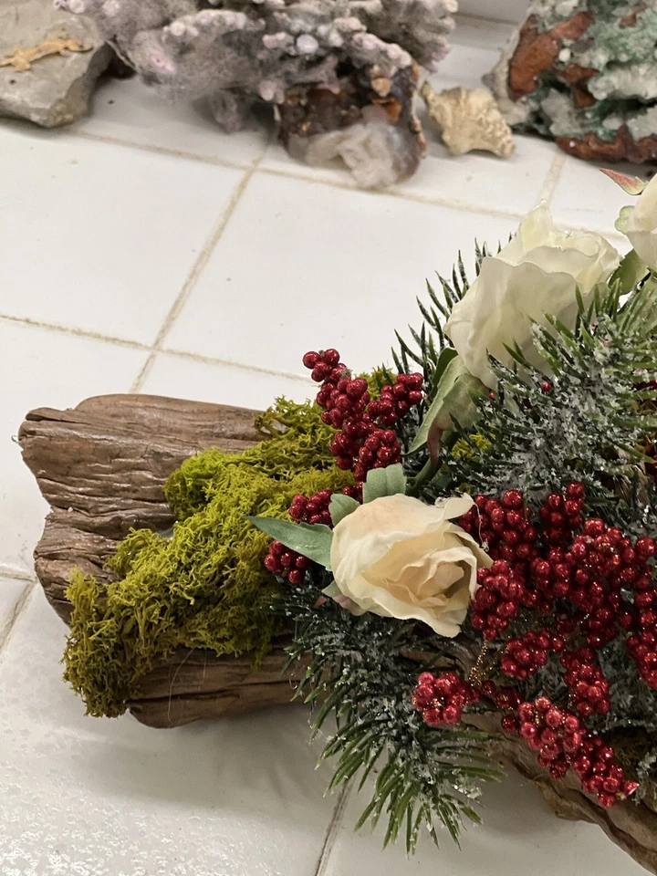 ARREGLO FLORAL ÚNICO EN SU CLASE INVIERNO/VACACIONES MADERA REAL, GEODA, BAYAS, ROSAS Foto 2 de 4