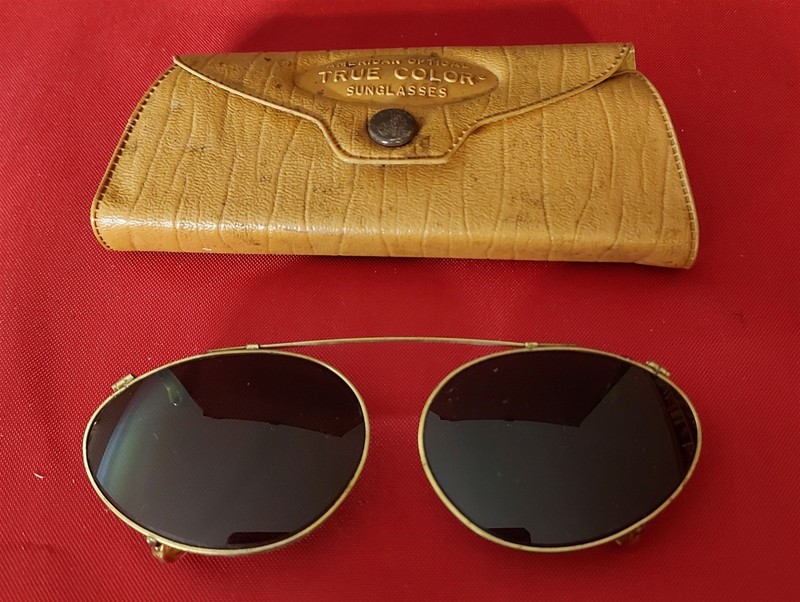 Vtg American Optical True Color Clip On Sunglasses Gold Tone Wire Frame w/ Case