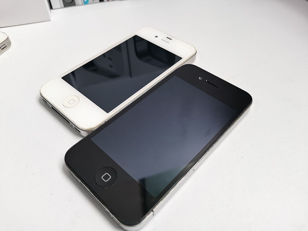 90%N ew Apple iPhone 4 White/Black 8/16/32/64GB Fully UNLOCKED