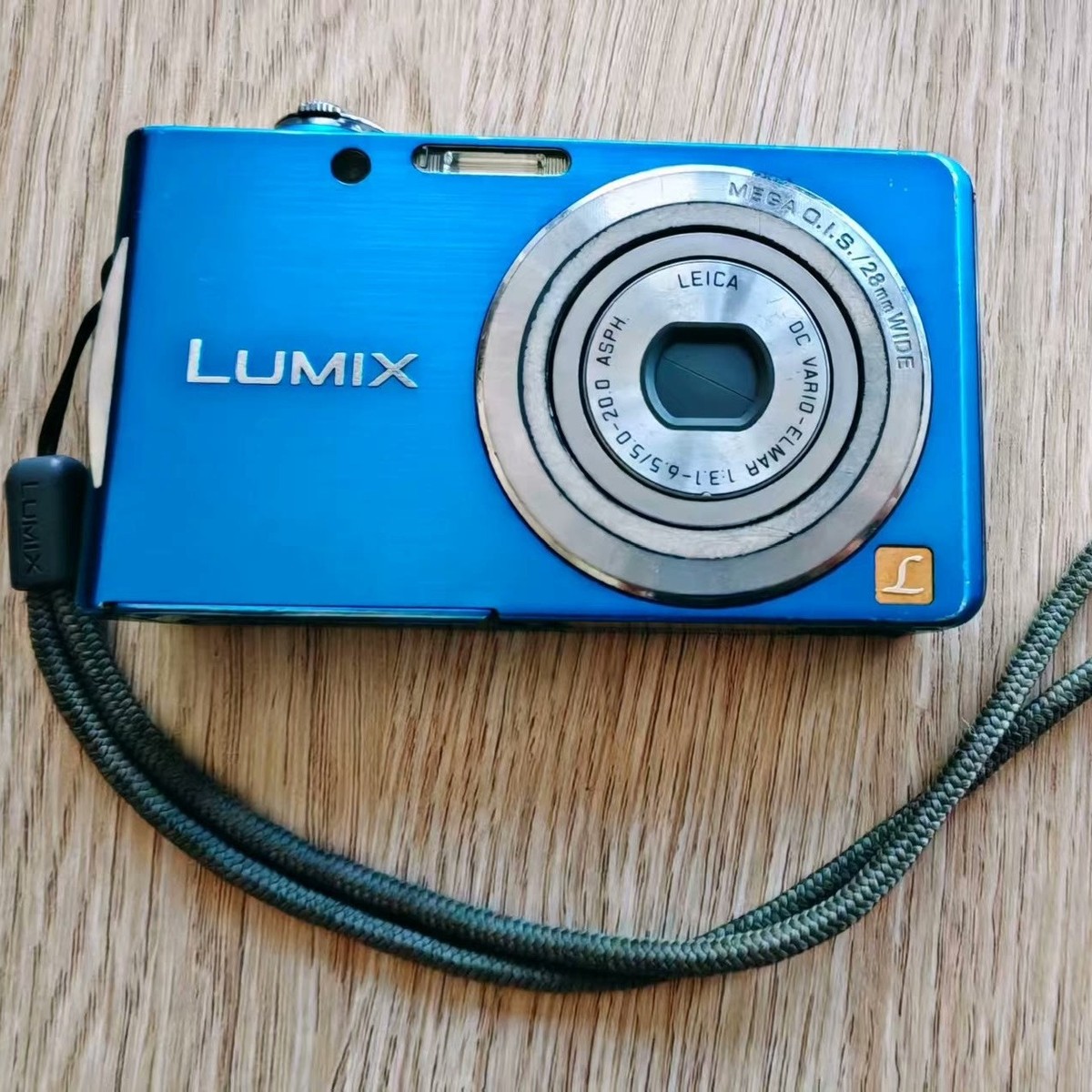 Panasonic LUMIX DMC-FH2 Digital Camera 14.10 MP 1080p HD Video