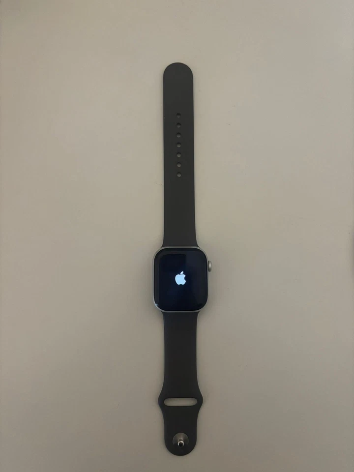 Apple Watch Series 10 42mm Silver Aluminium + 2 bands included! Great condition - Image 4 of 4