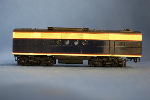 HO SCALE STEWART FTA/B SET ATSF #323, A-UNIT POWERED, B- UNPOWERED - USED - Picture 15 of 22