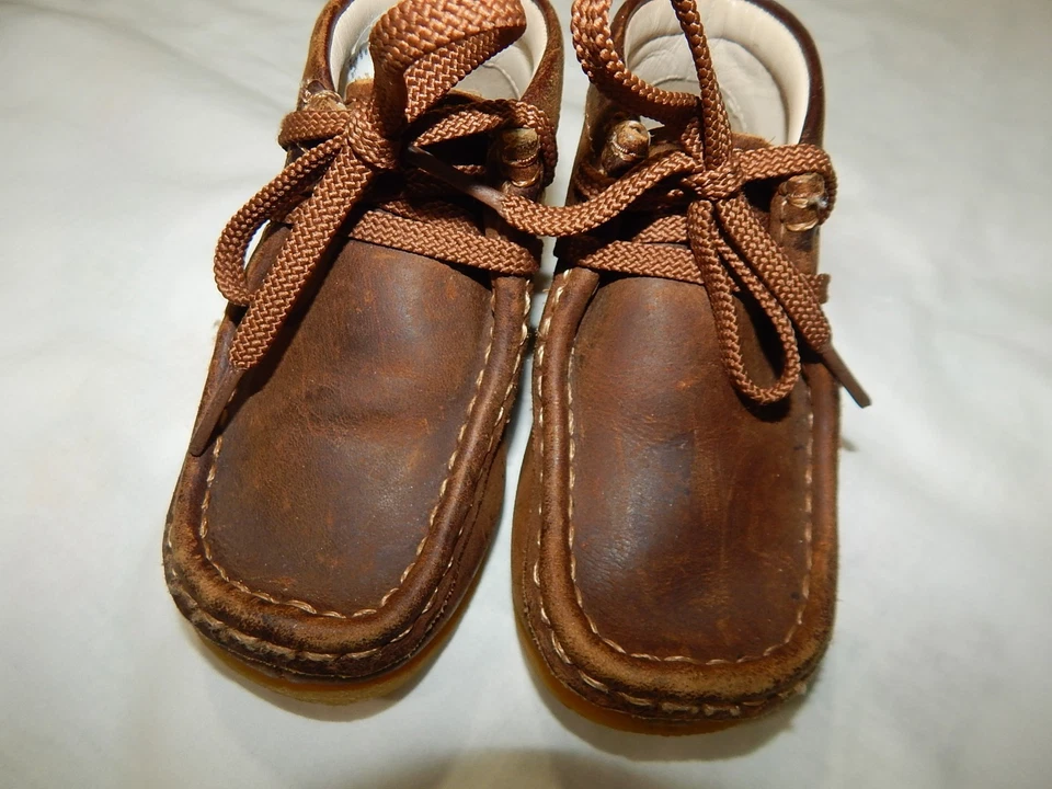 Clarks Botas Niños 7W Cuero Marrón Desierto Suela Crepé Informales Zapatos con Cordones NUEVO Foto 4 de 4