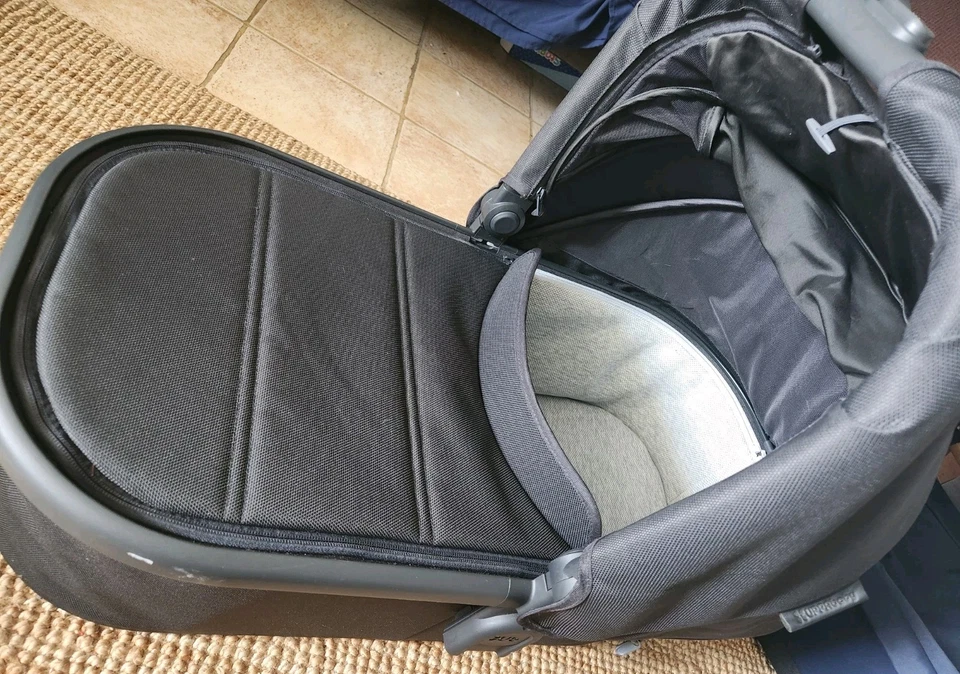 UPPAbaby Bassinet V2-Jake (Black/Carbon) + bug net GREAT CONDITION **Fast Ship** - Image 3 of 4