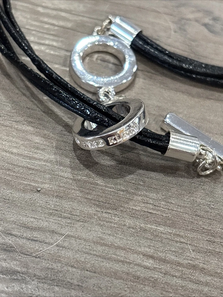 Colar preto com pingentes circulares em tom de prata Anne Klein multi vertentes #213 - Imagem 4 de 4