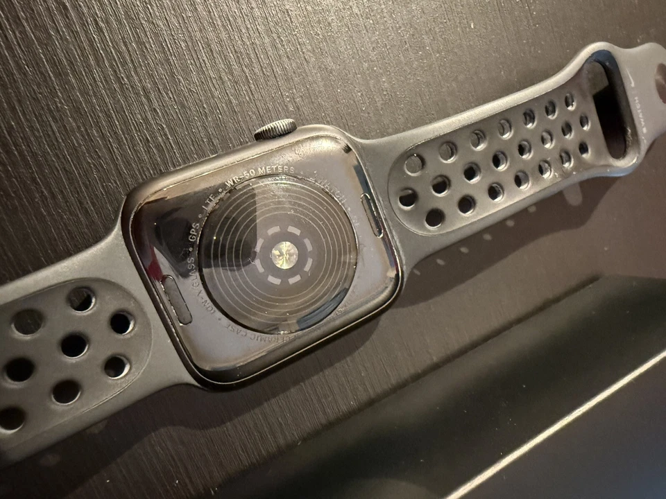 Apple Watch SE Nike 44mm Space Grau Aluminiumgehäuse mit Anthrazit/Schwarz..., Foto 2 von 5