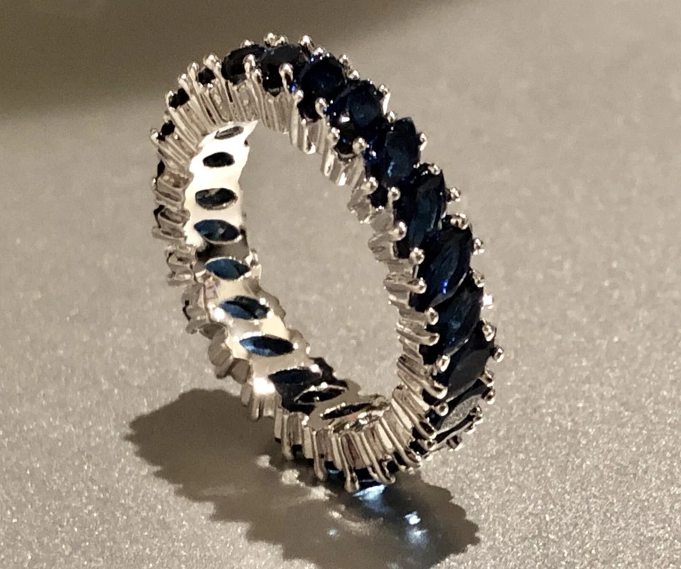 Anillo de eternidad lleno de oro blanco de 18k hecho con banda de marquesa azul cristal de Swarovski Foto 4 de 4