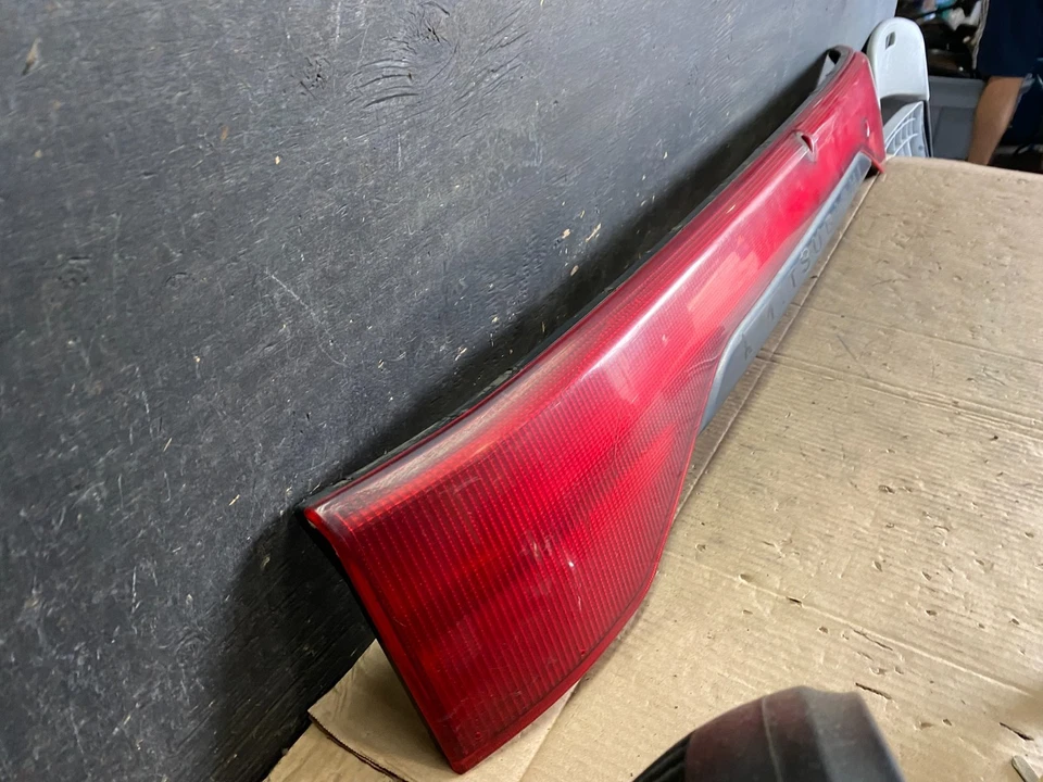1997-2000 Mitsubishi Montero Sport Tailgate Center Tail Light Panel r7846 DG - Image 3 of 4