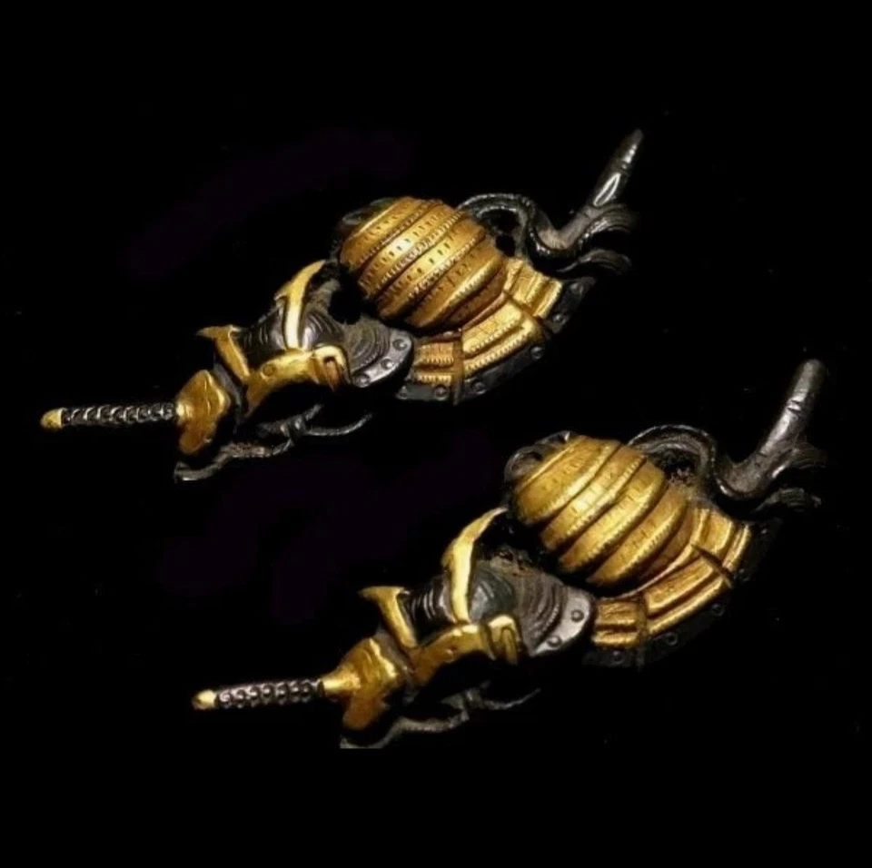 Japón Antiguo Era Edo Goto Escuela Kacchu Samurai Armadura Hoja Menuki Shakudo Foto 3 de 4