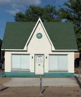 Photo:Marshall Texas Pure Oil Gas Station Building 2014 Pointy Roof