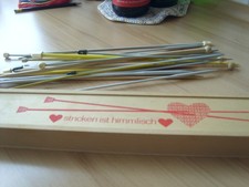 Habe eine Vintage-Stricknadelbox aus Holz abzugeben. Länge der Box: 42,5 cm lang