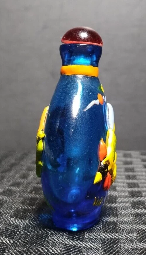 Hermosa botella de tabaco azul con pájaro en un lado y grillo en el otro Foto 3 de 4