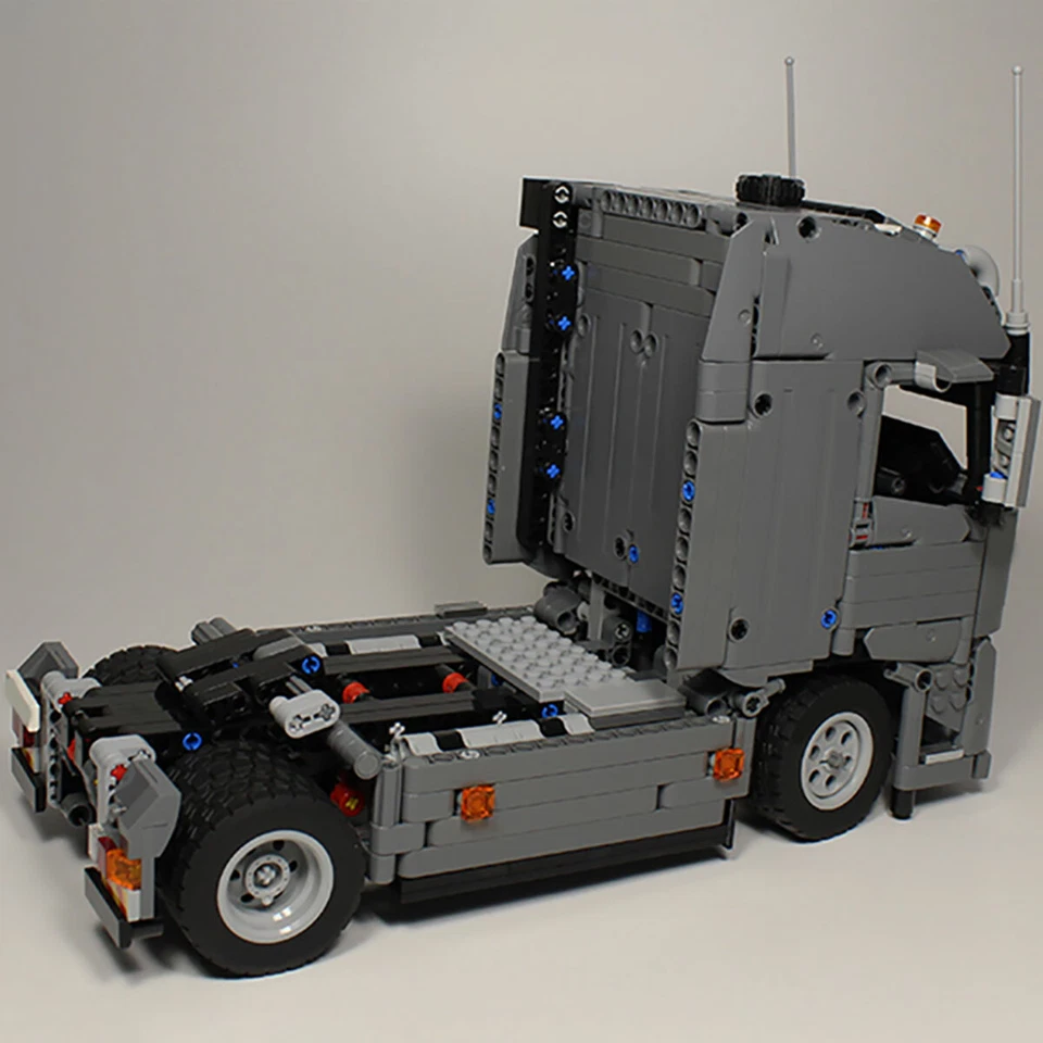 MOC: FH Cab Tractor Truck 1073 Pieces Toys Toys Building Set Good Quality - Image 3 of 4