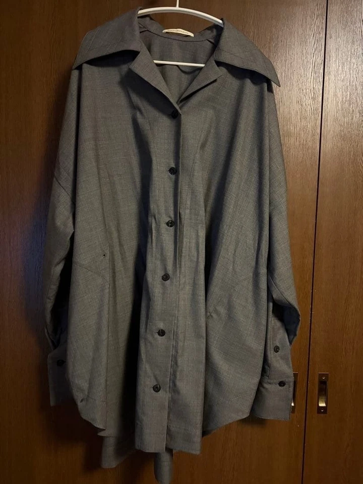 CAMISA HARUNOBUMURATA 25AW MARIALUISA LANA FRUNCIDA CON HEBILLA GRIS 36... - Imagen 3 de 4