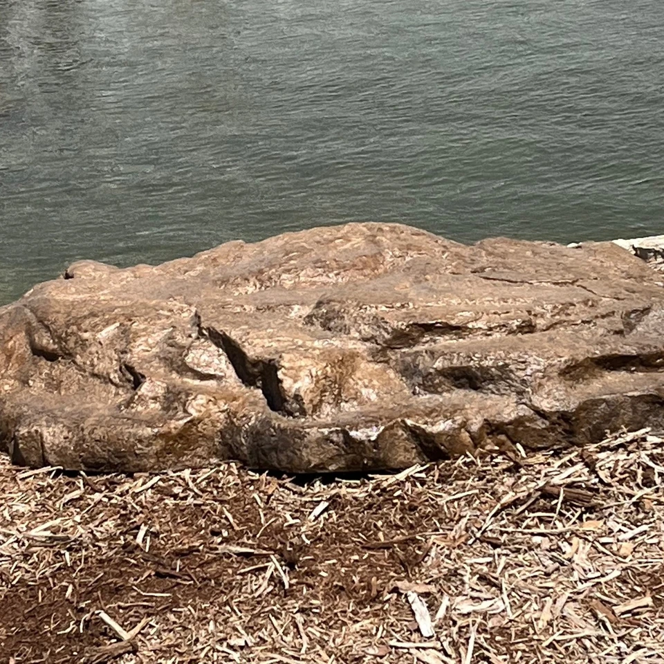 Cubierta de tapa de roca sintética gris piedra de campo Half Off Ponds para características de agua - HLRC-FS Foto 3 de 4