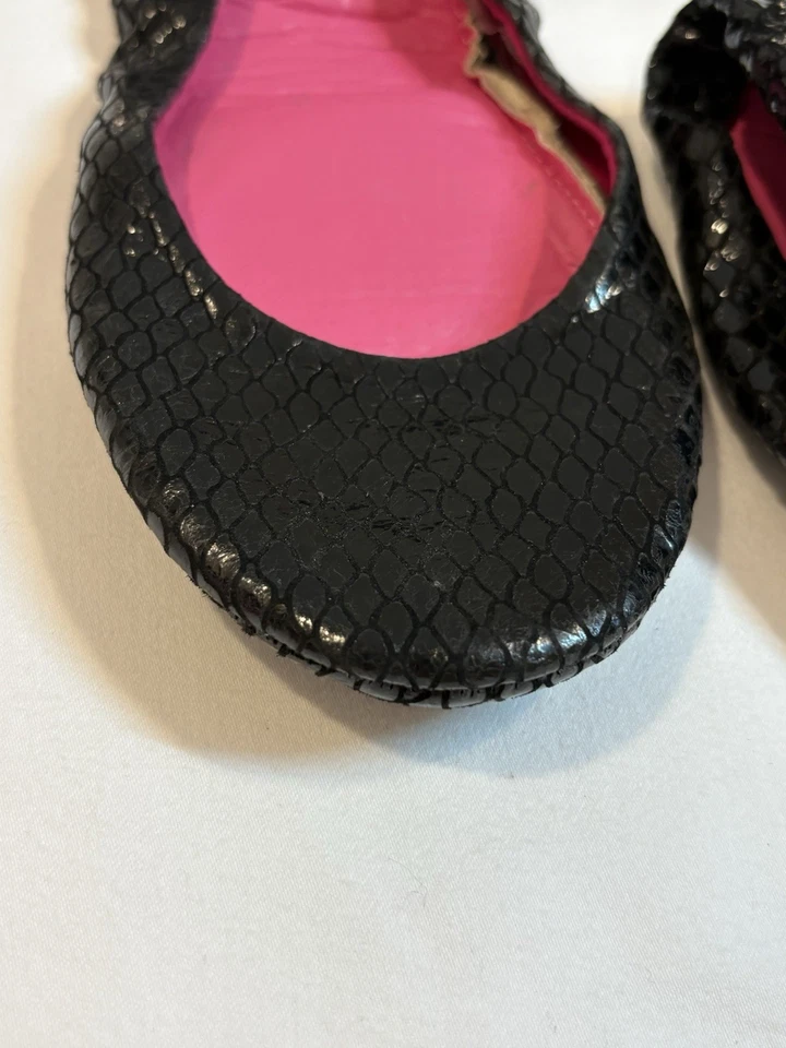 CitySlips Mujer Estampado de Serpiente Plegable Pisos Negros con Estuche Mediano 7-8.5 Usado en Excelente Condición Foto 2 de 4