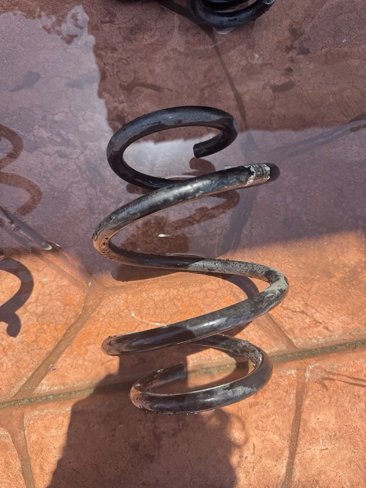 BMW G82 M4 Competition usado OEM resortes y topes de tope Foto 3 de 4