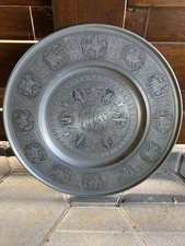 Zinnteller 40 cm Groß Relief Adam und Eva Engelmarke Zinn ca. 1270 g 