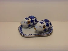 BLUE & WHITE PATTERN PIGS SALT & PEPPER SHAKERS WITH TRAY VINTAGE UNUSED