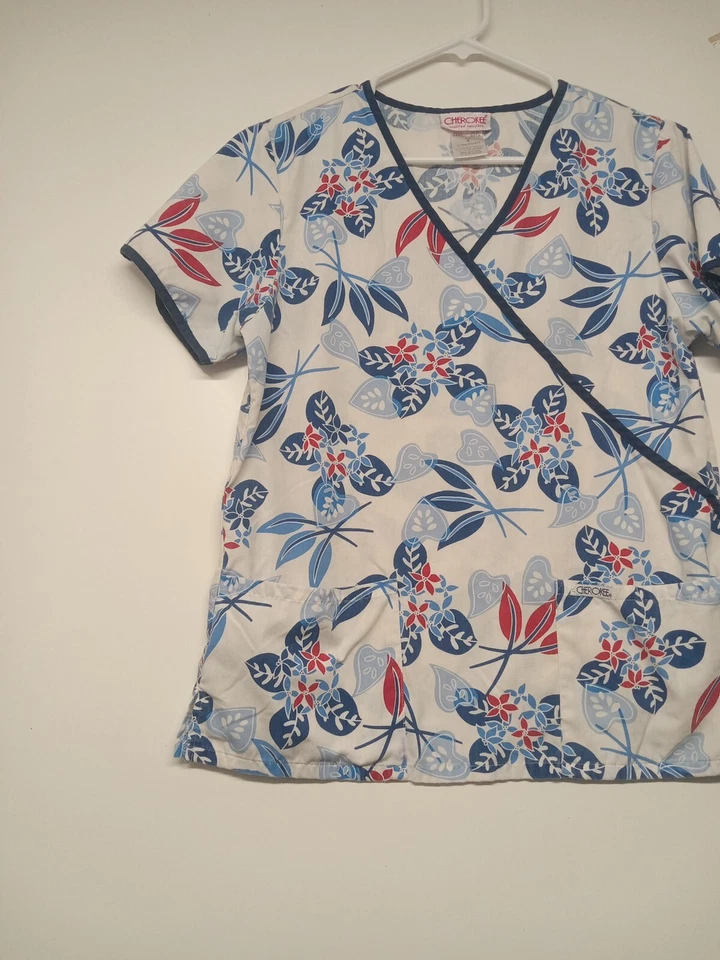 Cherokee Scrub Top Womens Size Small Flowers & Hearts Red White and Blue Vintage - Image 4 of 4