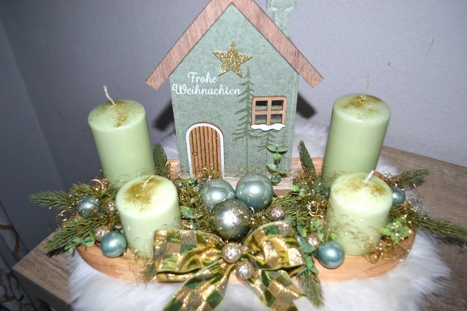 Adventskranz  Adventsgesteck auf Holztablett mit Haus 38 cm grün künstlich - Bild 2 von 4
