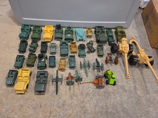 Plastic Tanks GREEN BEIGE Toy Soldiers Army Men Vehicle Made In China Lot Of 30