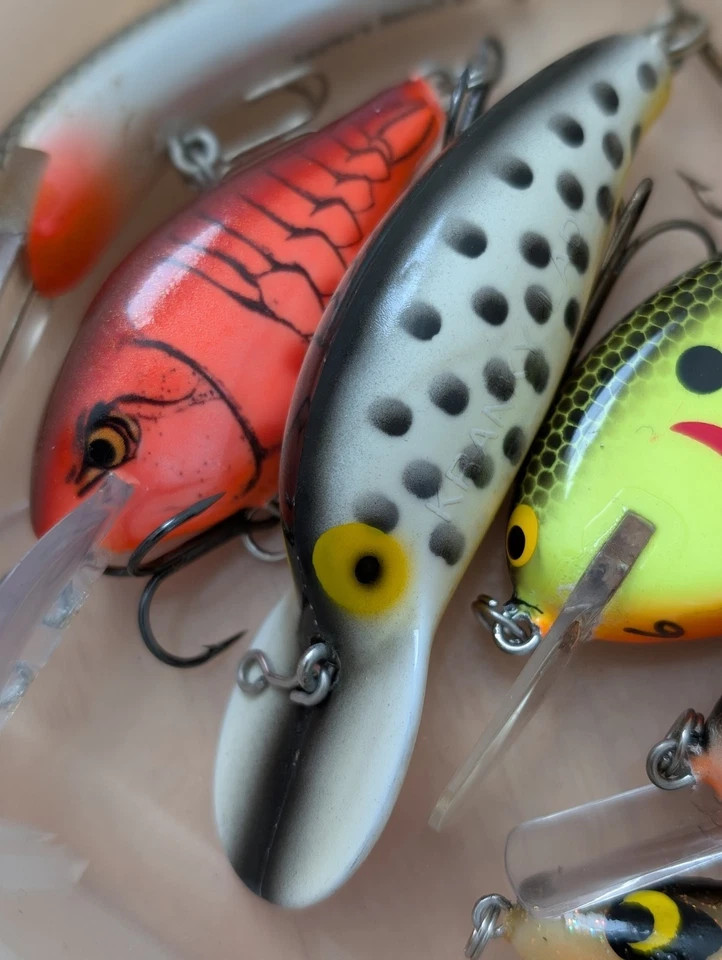 Vintage Crankbait Box Lot (20) Bomber Screwtails, Bagley, Poes und mehr - Bild 2 von 4