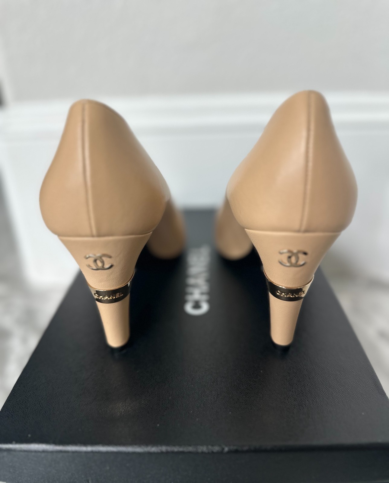 Lambskin Grosgrain Pearl Cap Toe Pumps 38 Beige Black image 8