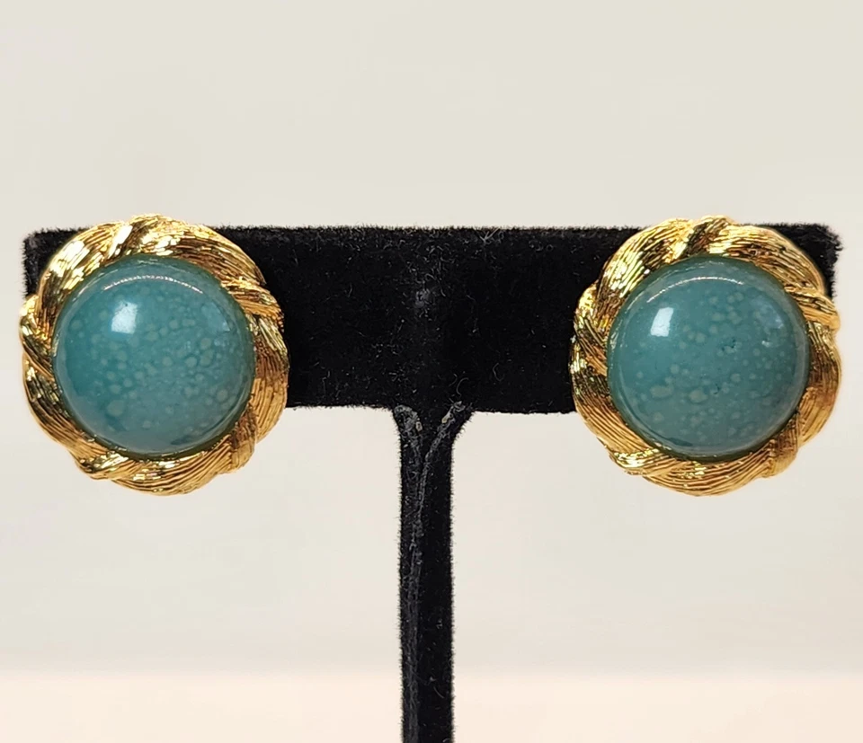 Серьги-клипсы Liz Claiborne с крапинками из зеленого стекла текстурированные золотистые 7/8 дюйма - Изображение 2 из 4