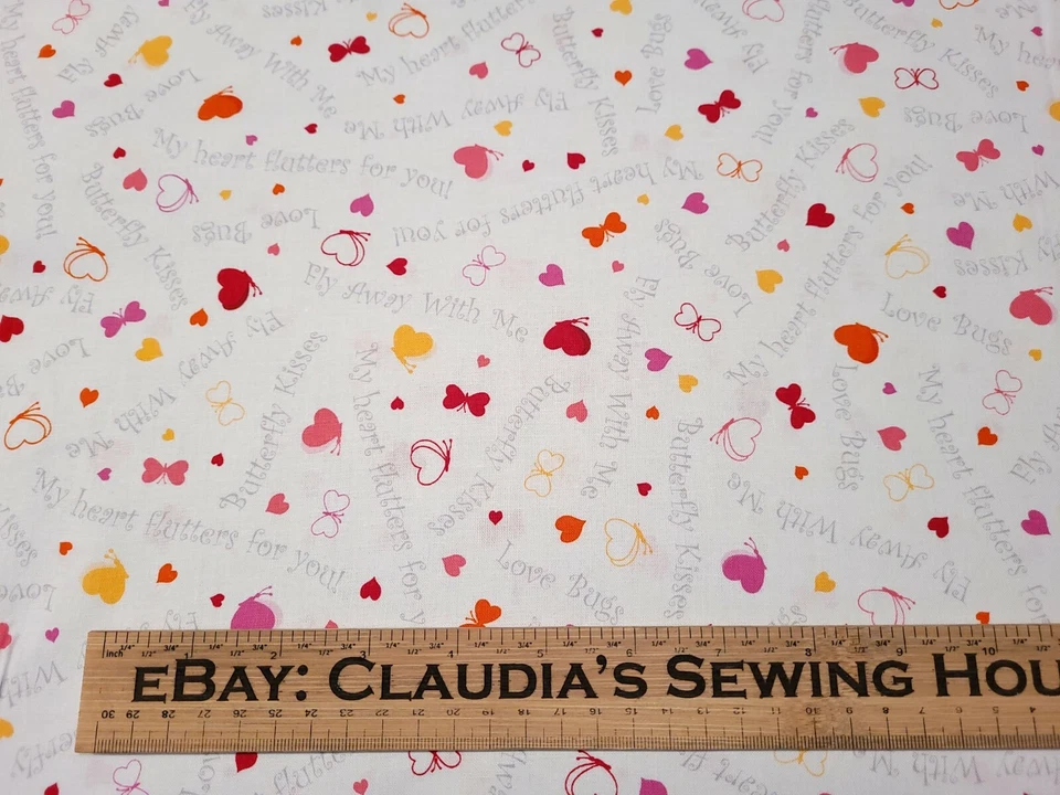 Love Bugs BTY Studio 8 Acolchado Tesoros Rosa Corazón Mariposa Palabras en Blanco Foto 2 de 3