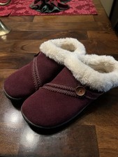 Clarks Burgundy Suede Clog Slippers Faux Fur Lined Button Accent Comfort Women