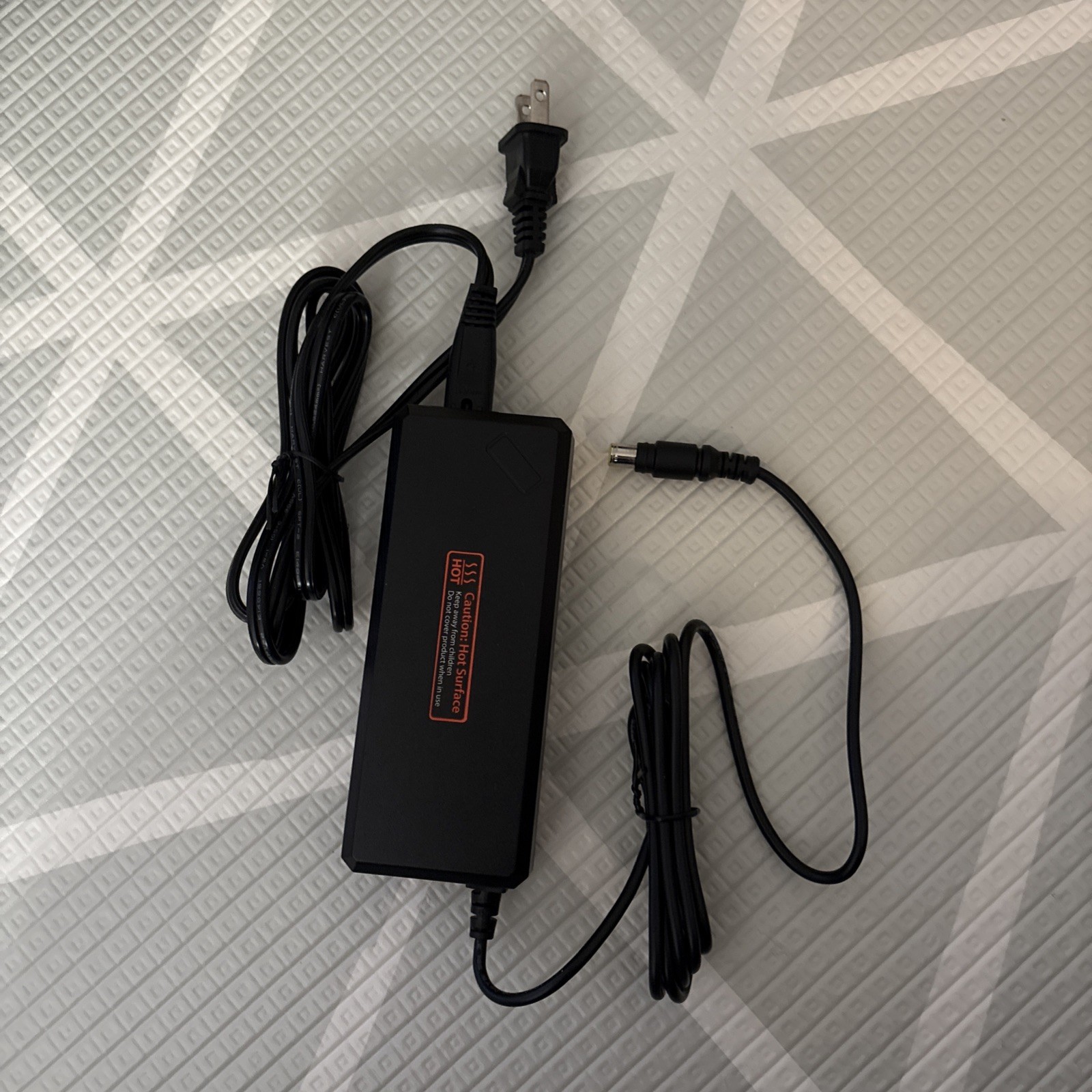 MINT Goal Zero Yeti 400 kit - Lithium Portable Power bank with 2 power supplies