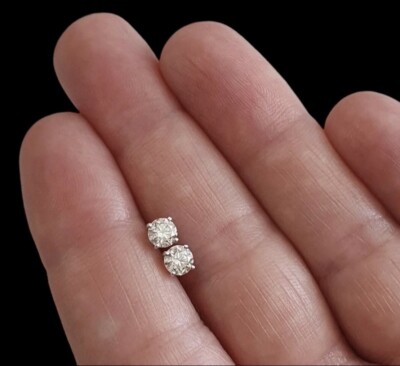 1,00 ct Rundschliff VVS1/D zertifizierte Moissanit Ohrstecker 14 Karat Weißgold 5 mm