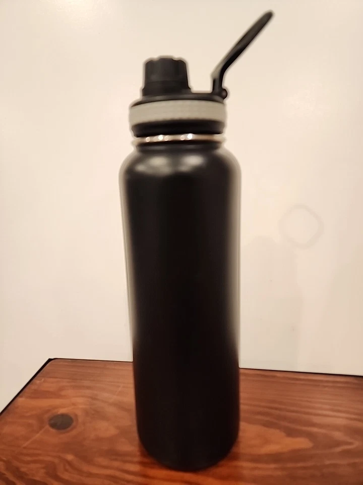 Takeya Vacuum-Insulated Stainless-Steel Water Bottle 40oz Beautiful Black - Image 4 of 4