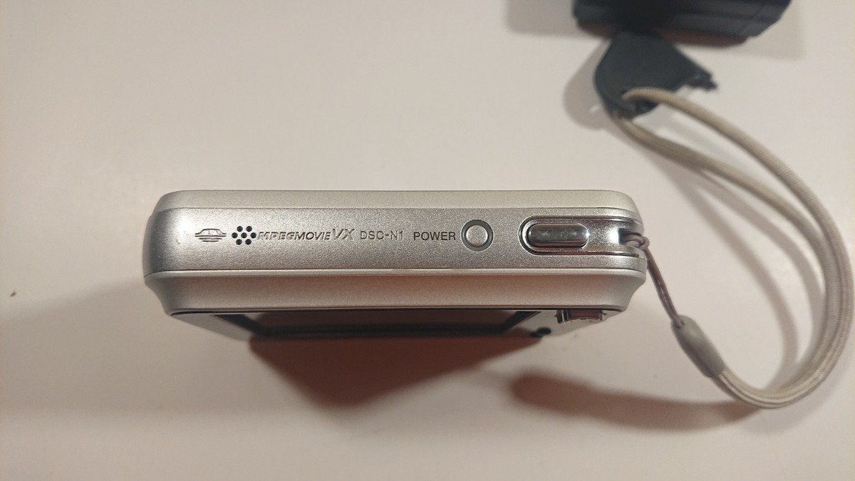 ミー　SONY デジカメ Cyber－Shot DSC-N1 充電器付き Sony CyberShot 8.1 MP Digital Camera with 3x Optical Zoom
