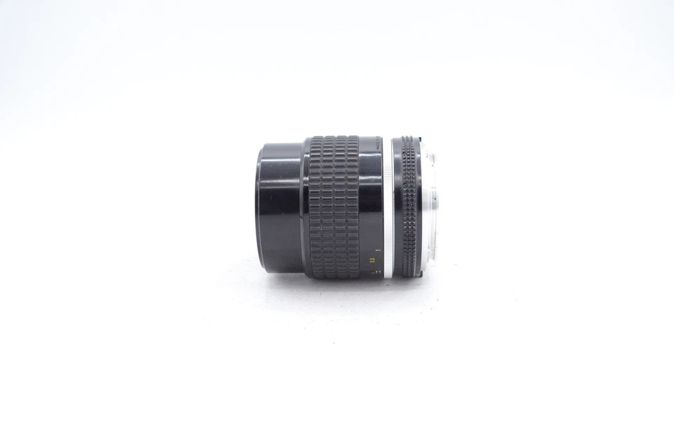 Lente de enfoque manual Nikon 105 mm f/2,5 NIKKOR para montura Sony A, con tapas Foto 2 de 4