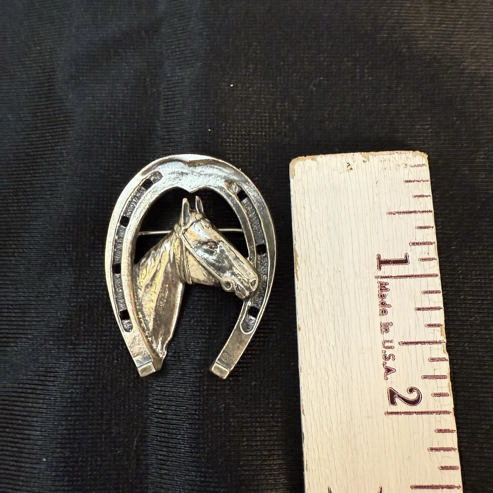Broche prendedor vintage cabeza de caballo herradura ecuestre tono plata Foto 3 de 3