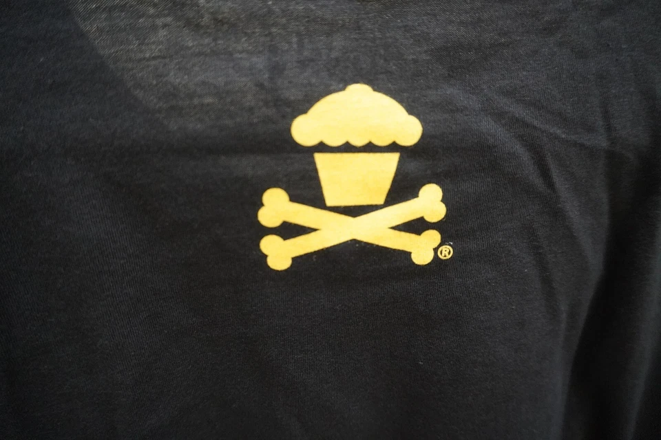Camisa Johnny Cupcakes Hombre XL Bakeman Extra Grande Nueva Sin Etiquetas Negro Amarillo Azul Foto 4 de 4