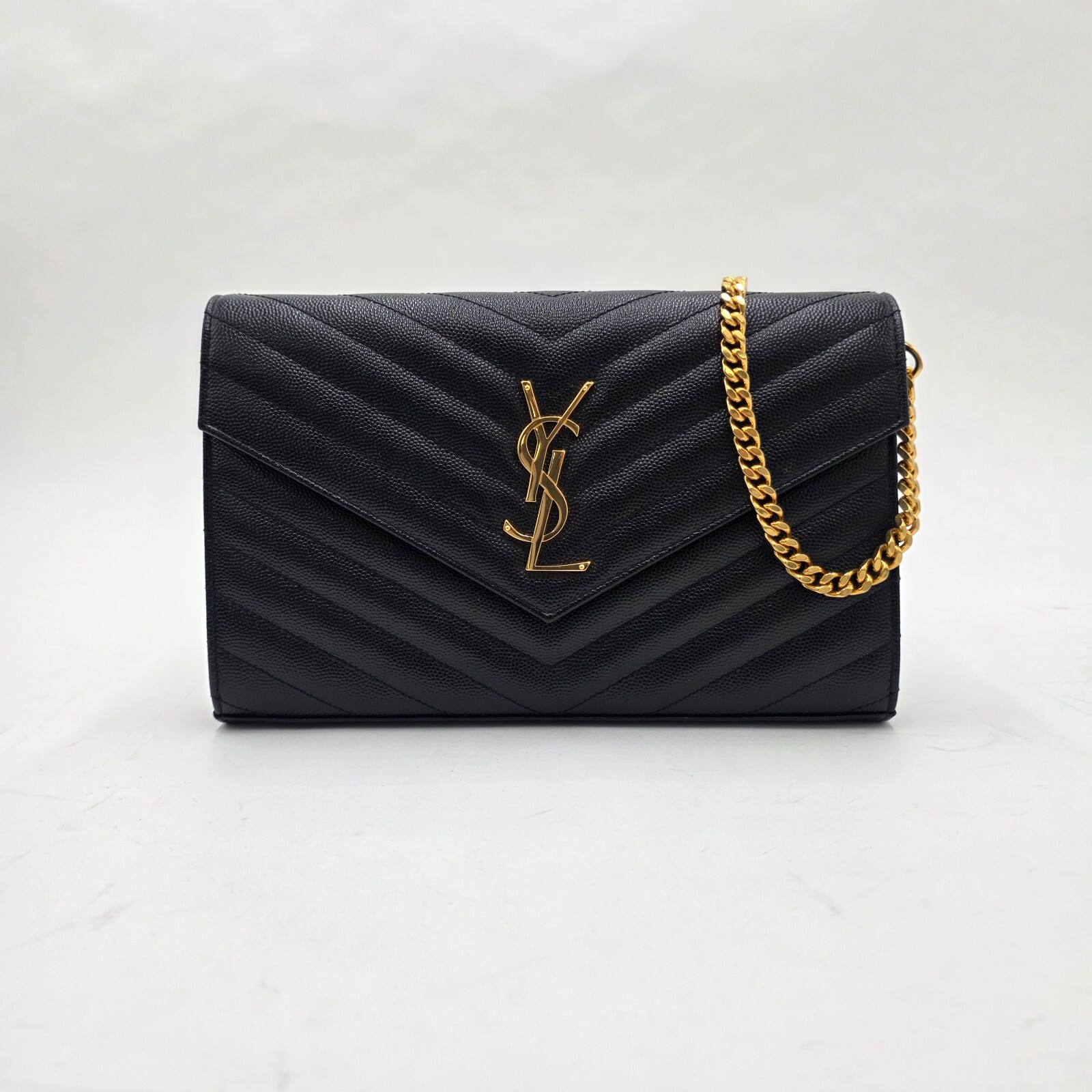 Portafoglio Saint Laurent Monogram Matelasse in pelle con catena (u