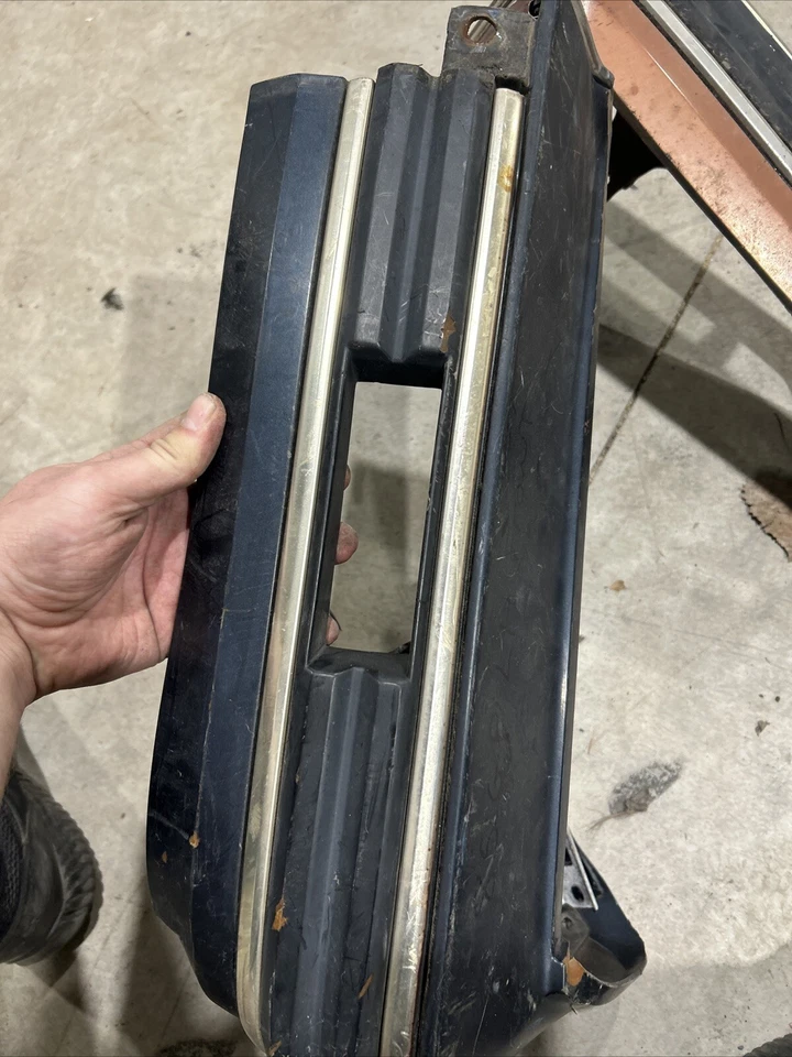 Juego de llenado de parachoques delantero Pontiac Grand Prix 1981-1987 Foto 2 de 4