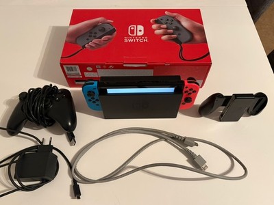Nintendo Switch HAC-001(-01) 32GB + 2 Joy-Con + Tasche + Mario + extra Controlle
