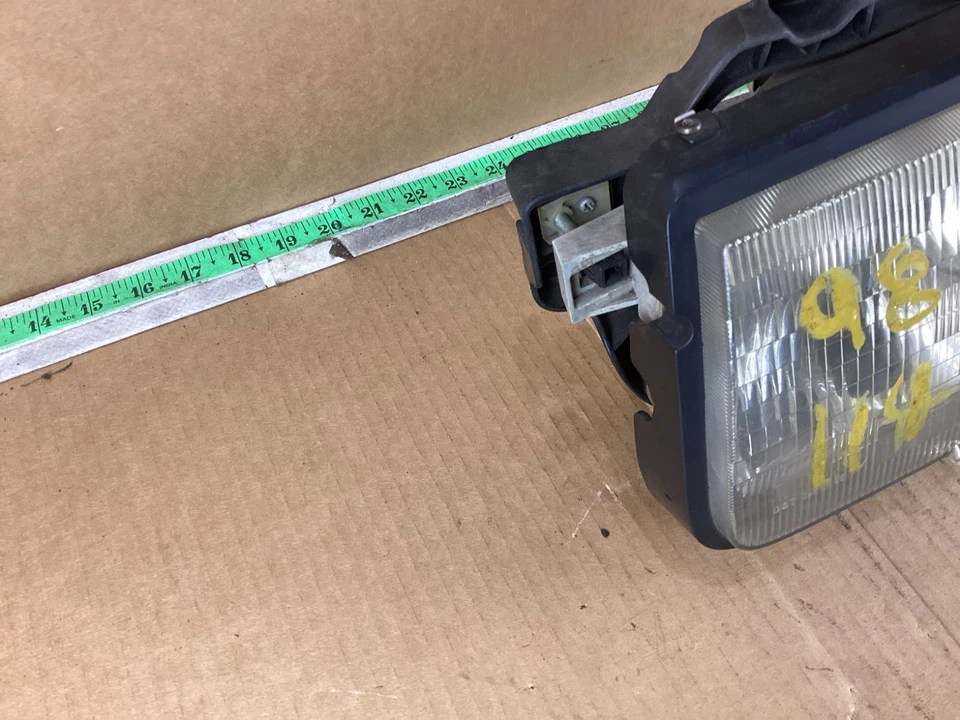 1998 - 1999 Isuzu Amigo Front Left Driver Side Headlight Assembly - Image 4 of 4