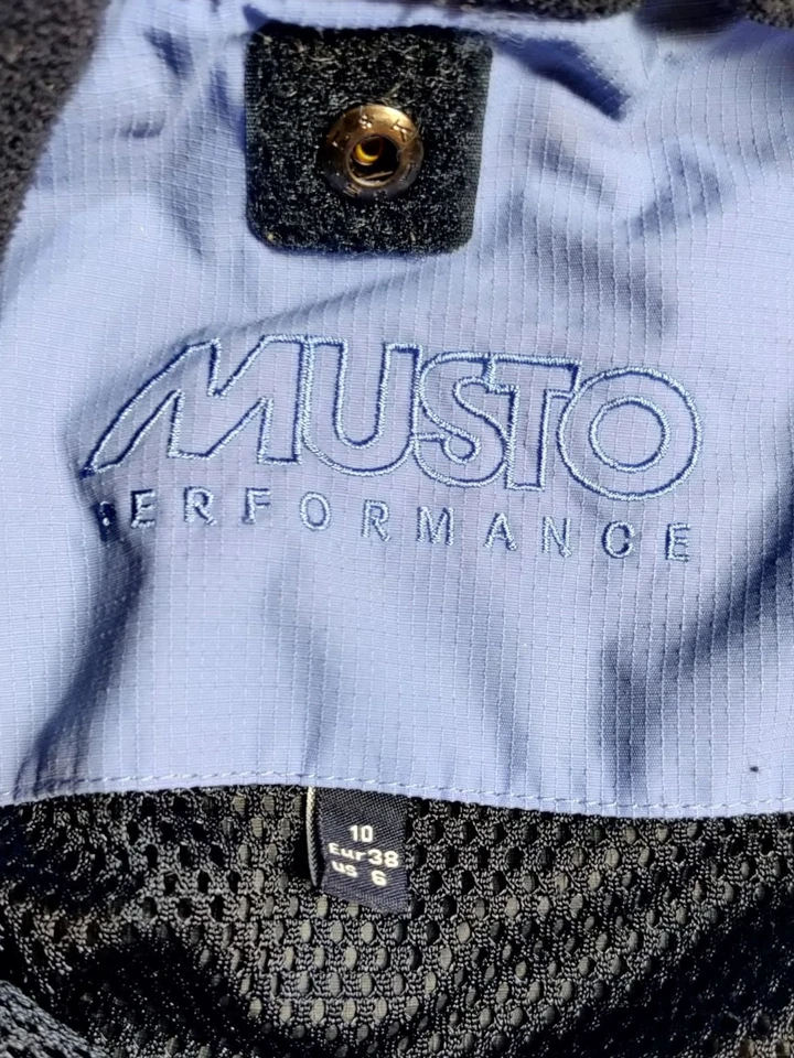 CHAQUETA ABRIGO MUSTO PERFORMANCE AZUL MARINO WINDCHEATER NYLON MUJER EXTERIOR VELA  Foto 4 de 4