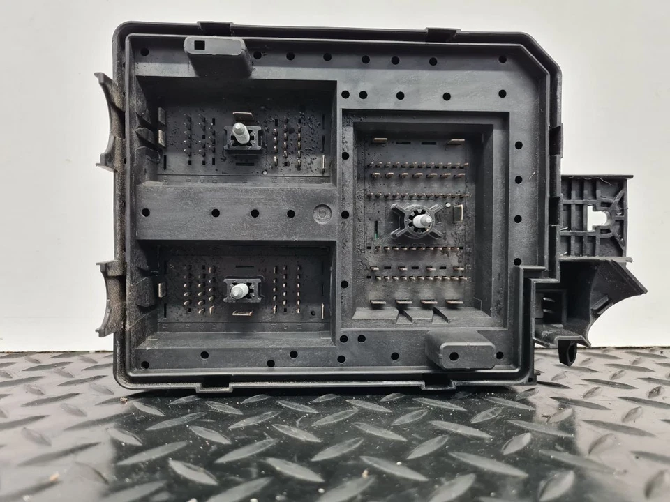 VAUXHALL CORSA MK4 (E) (4500) 2015 1.0 PETROL UNDER BONNET FUSE BOX 13430533AA - Image 2 of 4