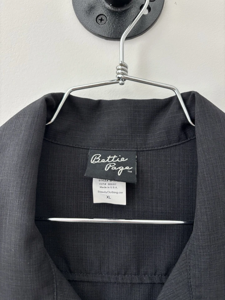 Camisa Bettie Page De Colección Para Hombres XL Negra Años 90 Abotonada Rayón Moda Víctima EE. UU. Foto 3 de 4