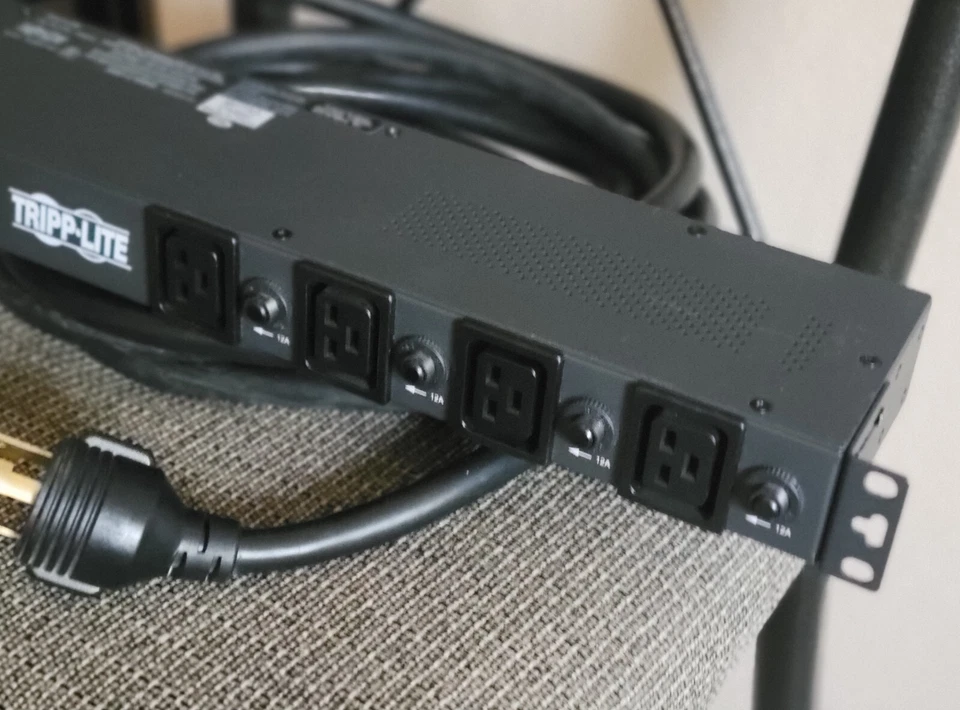 30A PDU 16xC13 & 4xC19; L6-30P Input, 15' Cord, 1U Rack Mount 200-240V 5.8kW - Image 3 of 4