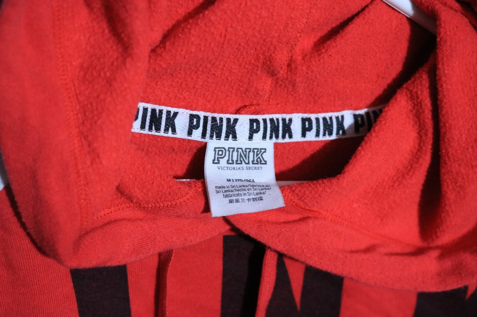 UNDERCOVER Felpa con cappuccio Victoria's Secret donna M rosa nazione scritta rossa bianca pile crop