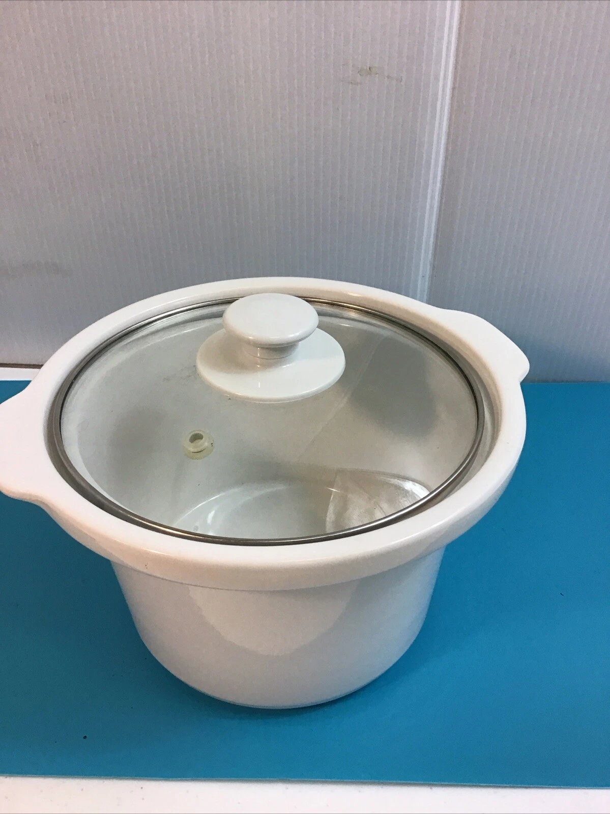 Slow Cooker With Glass Lid White Stoneware 2 Qt - 9” Round Great Condition